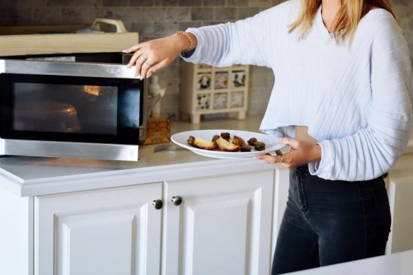 Microwave vs. Stove - which one is more energy efficient?